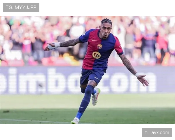 拉菲尼亚2025赛季表现出色，助力球队争夺荣誉